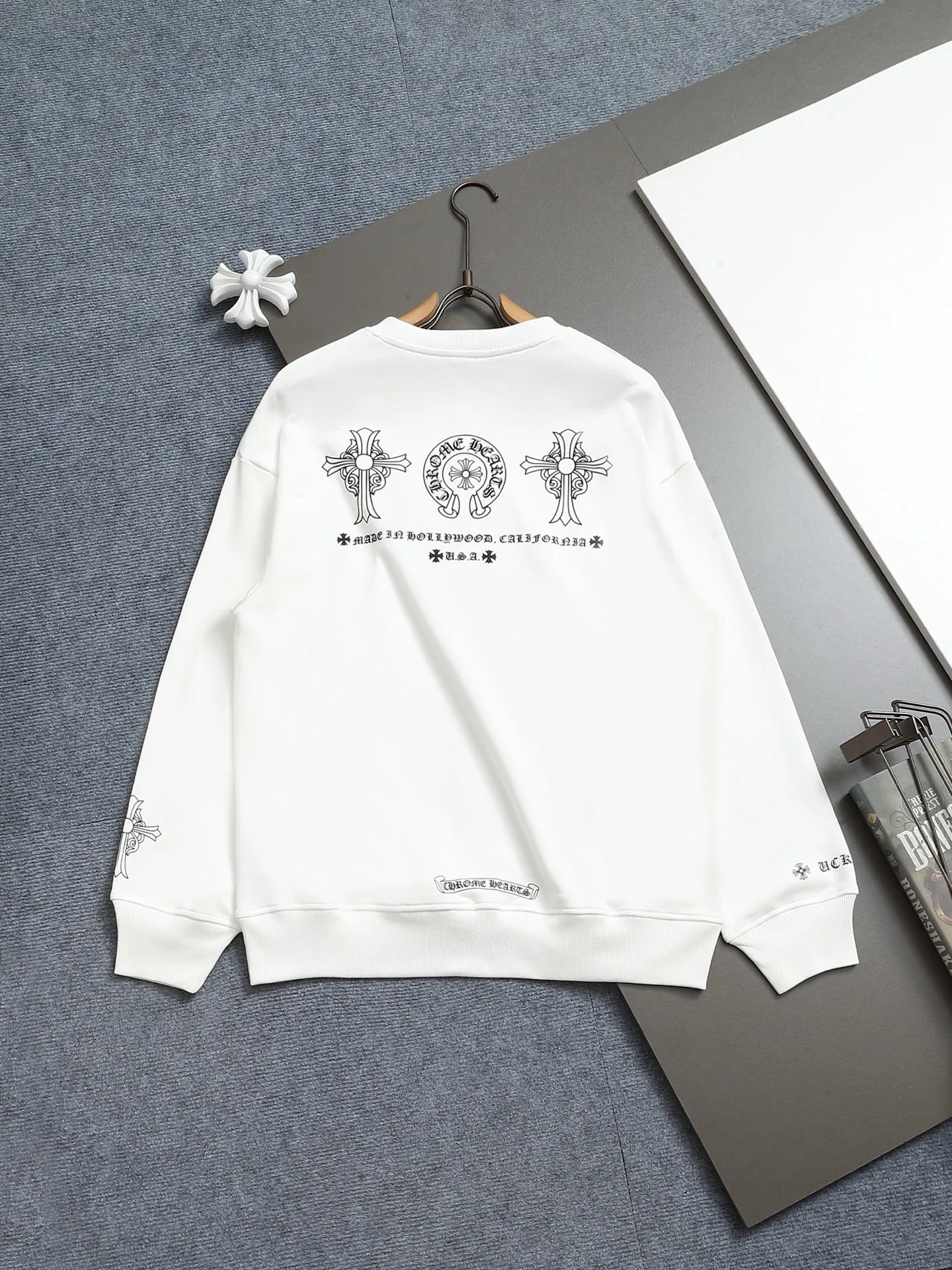 P230  Chrome hearts ch克罗心十字架马蹄LOGO印花工艺圆领卫衣 版型大 宽松有型区别低版本瘦长版型上身拉胯 百分百承诺:顶级品质不做快餐货市面最高版本 顶级品质，420克  26支定制定染双纱棉，男女同款，三标齐全。 Color: Black White Size: XS-L